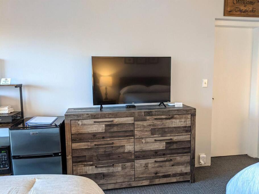 Cute Lower Level Cedar Lodge Room With Balcony & Lake Views! Laconia Eksteriør billede