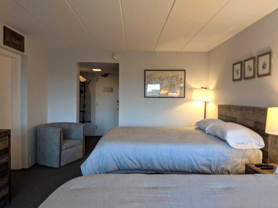 Cute Lower Level Cedar Lodge Room With Balcony & Lake Views! Laconia Eksteriør billede