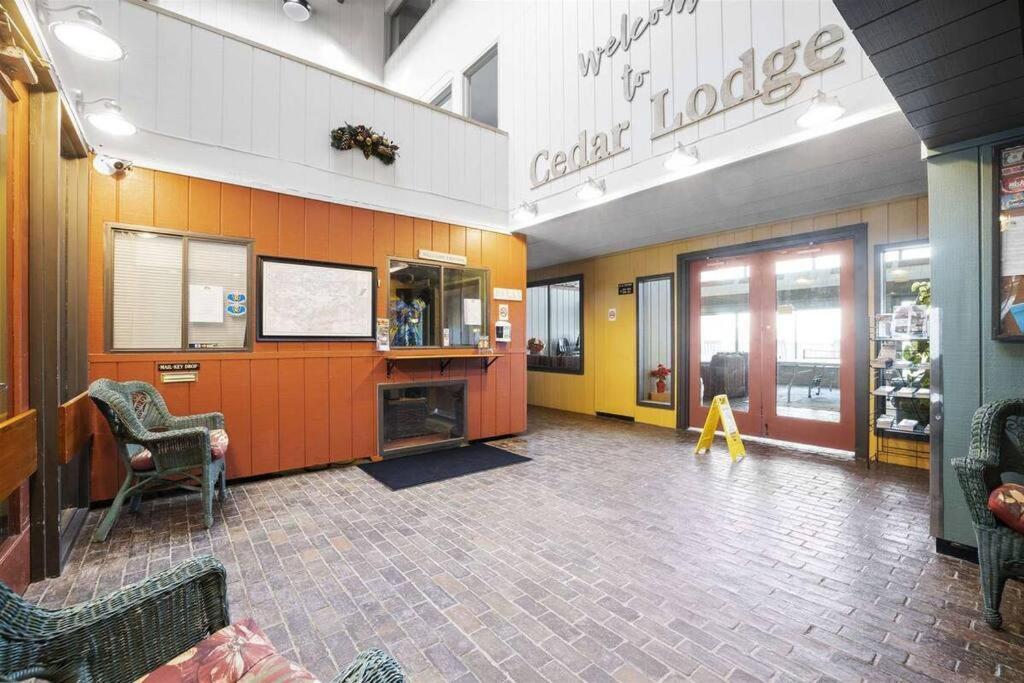 Cute Lower Level Cedar Lodge Room With Balcony & Lake Views! Laconia Eksteriør billede