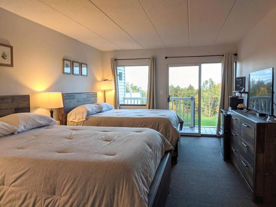 Cute Lower Level Cedar Lodge Room With Balcony & Lake Views! Laconia Eksteriør billede