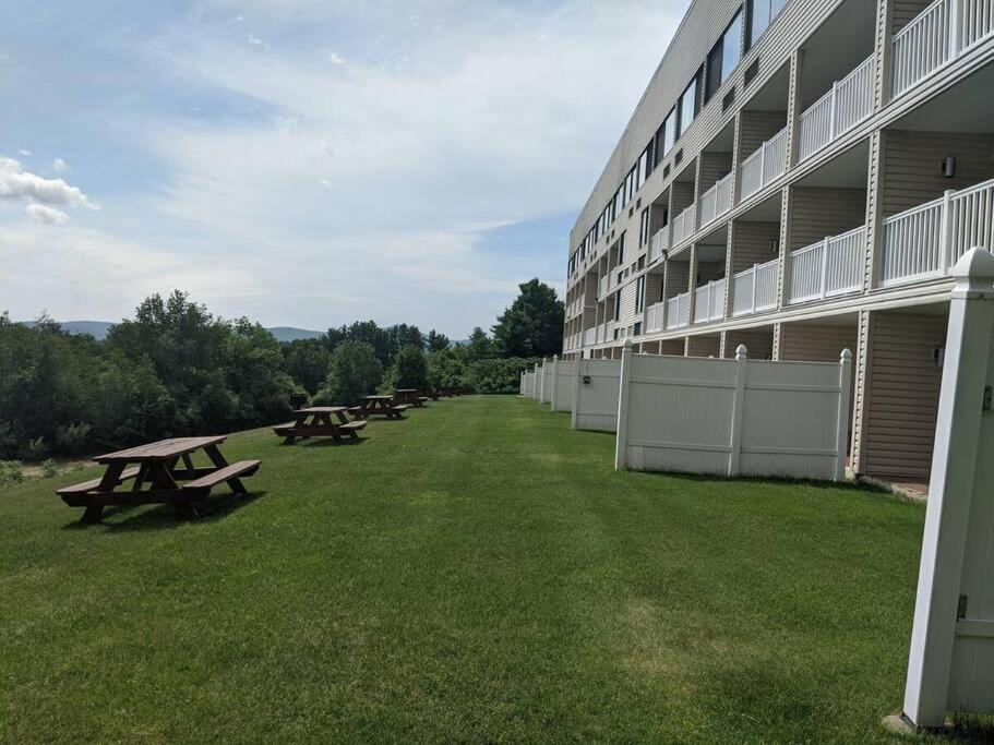 Cute Lower Level Cedar Lodge Room With Balcony & Lake Views! Laconia Eksteriør billede